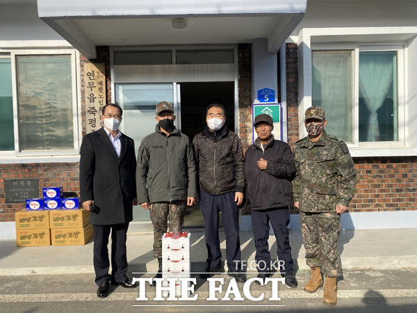 19일 육군훈련소장, 교육지원과장 등 6명이 함께해 위문품을 전달했다. / 육군훈련소 제공