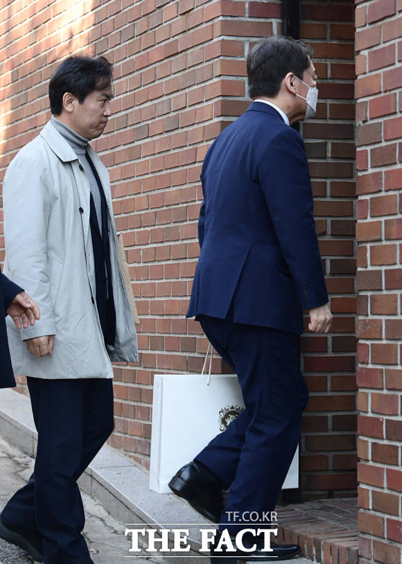 사저 들어서는 안 의원과 김영우 선대위원장.