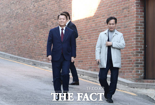 안 의원(왼쪽)과 김 선대위원장이 이 전 대통령을 예방한 뒤 나오고 있다.