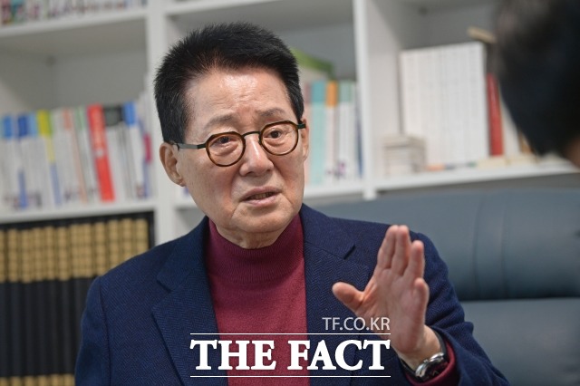 박지원 전 국정원장은 내년 총선 출마 여부에 대해 정치는 생물이다. 하나 분명한 것은 아직 현역 정치 무대로 돌아갈 생각은 없다고 말했다.