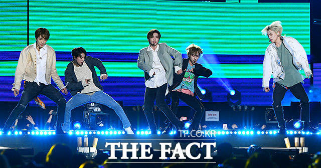 NCT 드림이 19일 오후 서울 방이동 올림픽공원 케이스포 돔에서 열린 제 32회 서울가요대상 시상식에서 대상을 받았다. /더팩트 DB