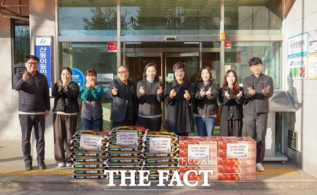 아산시의회가 설 명절을 앞두고 지역 내 사회복지시설 5개소를 방문해 위문품을 전달했다. 음봉산동 종합사회복지관을 방문한 김희영 의장 / 아산시의회 제공