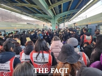  전장연, '오이도역 참사' 추모하며 지하철 시위 재개