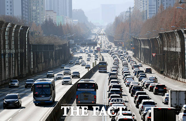 설 연휴 첫날인 21일 오전 서울 서초구 경부고속도로 잠원IC 부근 하행선(오른쪽)이 귀성길에 나선 차량들로 붐비고 있다. /남용희 기자