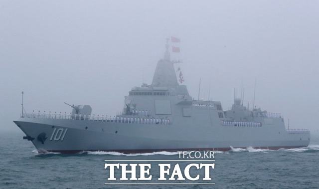 중국이 대형 최신예 구축함 055형 난창급 7번함 쭌이함을 20일 구이저우성 쭌이시에서 일반 대중에게 처음으로 공개했다는 중국 측 보도가 나왔다. 중국은 055형을 8척 건조해 이중 7척을 취역시켰다. 사진은 2019년 4월23일 중국 해군 창설 기념식에 등장한 난창함 모습./차이나데일리