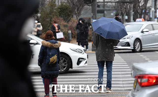 설날 연휴 사흘째인 23일은 전국이 구름 많고 오후부터 기온이 떨어지면서 추운 날씨가 되겠다./더팩트 DB