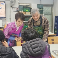  봉사 54년 한지일, 가수 유미와 설날 '어르신 떡국봉사'