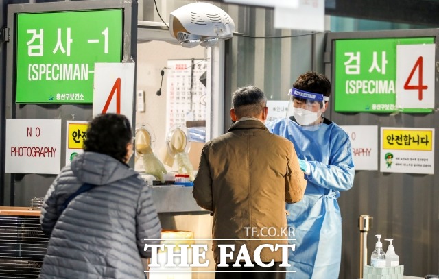 국내 전체 코로나19 누적 확진자 수가 3000만 명을 돌파했다. 이는 세계에서 7번째 기록이다. 사진은 서울의 한 코로나19 선별진료소를 찾은 시민들이 검사를 받기 위해 대기하고 있다./뉴시스