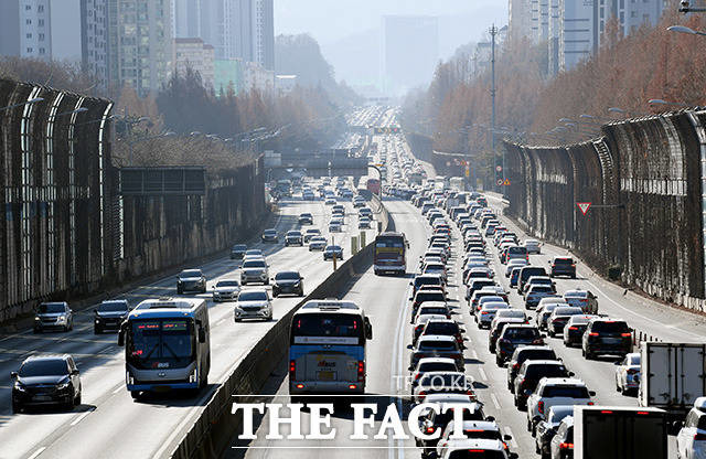 설 연휴 첫날인 21일 오전 서울 서초구 경부고속도로 잠원IC 부근 하행선(오른쪽)이 귀성길에 나선 차량들로 붐비고 있는 모습. /남용희 가자