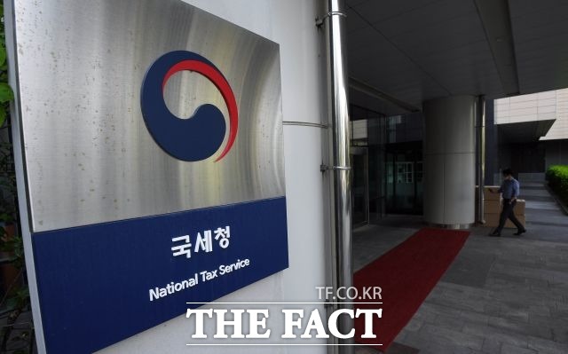 지난해 연말정산에서 환급액을 받지 못하고 오히려 세금을 추가로 납부한 직장인이 393만4600명으로 집계됐다. 세금 추가 납부 직장인은 평균임금이 상승하면서 점점 더 늘어나는 추세다. /더팩트 DB