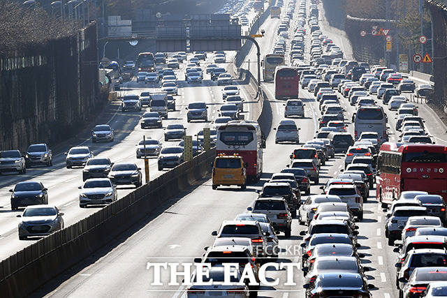 서울 서초구 경부고속도로 잠원IC 부근 하행선(오른쪽)이 귀성길에 나선 차량들로 붐비고 있는 모습. /남용희 기자