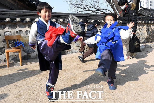 설 연휴 셋째 날인 23일 오전 서울 중구 남산골한옥마을을 찾은 아이들이 제기차기를 하며 즐거운 시간을 보내고 있다. /남용희 기자