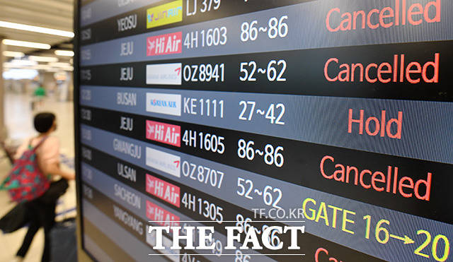제주공항은 폭설 등으로 항공편이 무더기 결항된 상태다. 이밖에 인천과 목포 등 서해안도 뱃길이 끊겨 귀경길 차질이 우려된다. 사진은 기사 내용과 관련 없음./남용희 기자