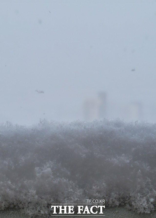 대설주의보가 내려진 광주와 전남 지역에 25일까지 큰 눈이 예보돼 귀경길 불편이 지속될 것으로 보인다. 광주=이병석 기자