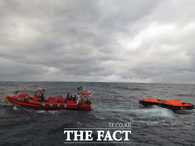 25일 새벽 서귀포 남동쪽 공해상에서 침몰한 홍콩국적 원목화물선 A호(6551t. 승선원 22명)의 실종자 수색이 게속되고 있는 가운데 현재까지 12명이 구조됐다./제주해경청 제공