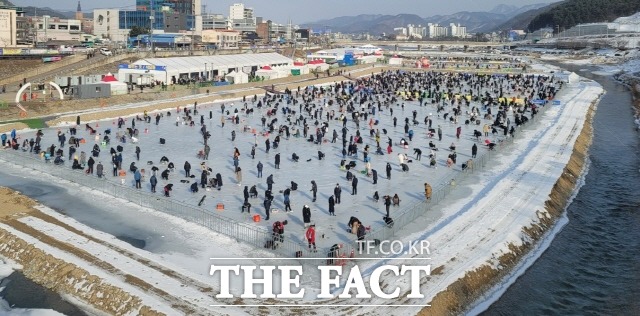 25일 홍천군은 올겨울 홍천강 꽁꽁축제에 수도권 등 15만 관광객이 방문해, 지역 경제에 효자 몫을 톡톡히 했다고 밝혔다./홍천군 제공