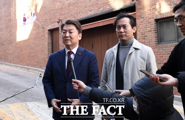 국민의힘 전당대회 가상 양자대결에서 안철수 의원이 김기현·나경원 의원을 오차범위 밖에서 우세한 것으로 나타났다. 사진은 안 의원이 지난 20일 서울 강남구 논현동 이명박 전 대통령 사저를 찾아 이 전 대통령을 예방한 뒤 취재진의 질의에 답하는 모습. /이새롬 기자