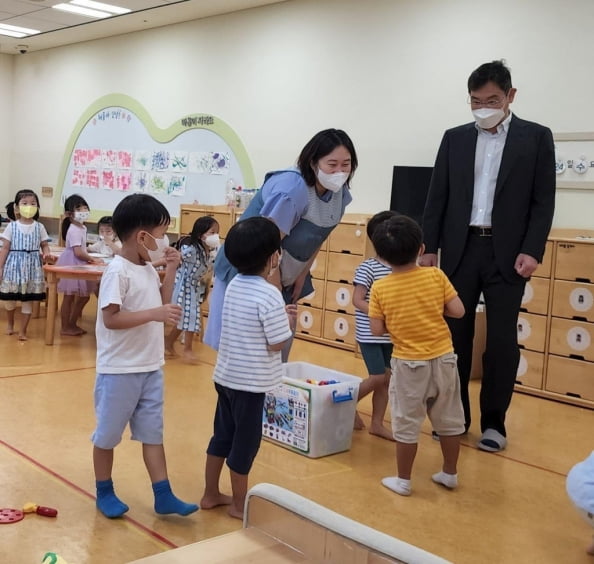 이재용 삼성전자 회장이 지난해 8월 삼성엔지니어링 글로벌엔지니어링센터 내 어린이집을 방문해 아이들과 대화하는 모습. /삼성전자 제공