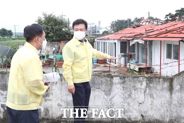 이학수 시장은 “대규모 자연 재난이 빈번하게 발생하고 있는 만큼 시민 부담을 최소화하기 위해서는 자발적 풍수해보험 가입이 필수적”이라며 “풍수해보험으로 올 겨울 대설뿐만 아니라 여름 태풍과 집중호우 피해까지 미리미리 대비해 주시길 바란다”고 말했다. / 정읍시 제공
