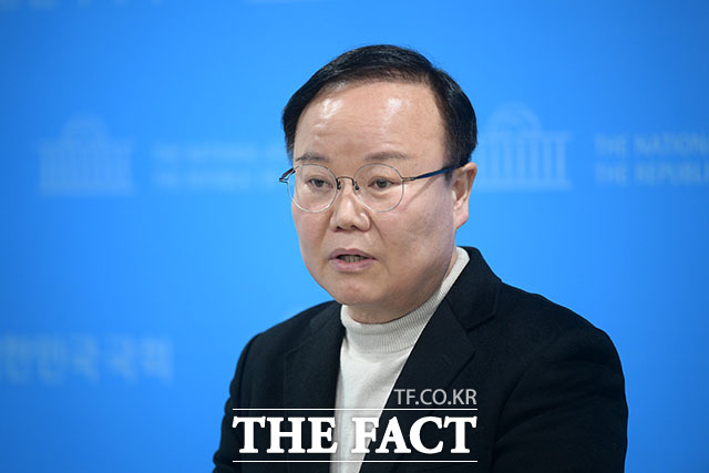 김 전 의원이 출마 선언 후 취재진과 질의 답변을 하고 있다.