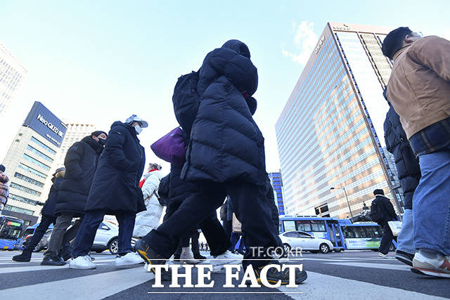 설 연휴가 끝난 25일 오전 서울 종로구 광화문 일대의 시민들이 강추위로 몸을 잔뜩 웅크린 채 출근길을 서두르고 있다. /박헌우 기자