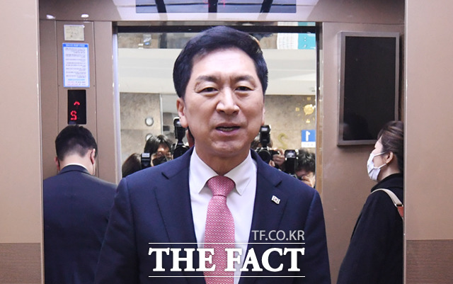 김 의원이 토론회에 참석한 뒤 의원실로 이동하기 위해 엘레베이터에 탑승하고 있다.