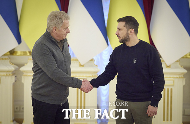 볼로디미르 젤렌스키 우크라이나 대통령(오른쪽)과 사울리 니니스퇴 핀란드 대통령이 24일(현지시간) 키이우에서 회담을 갖고 악수를 나누고 있다. /키이우=AP.뉴시스
