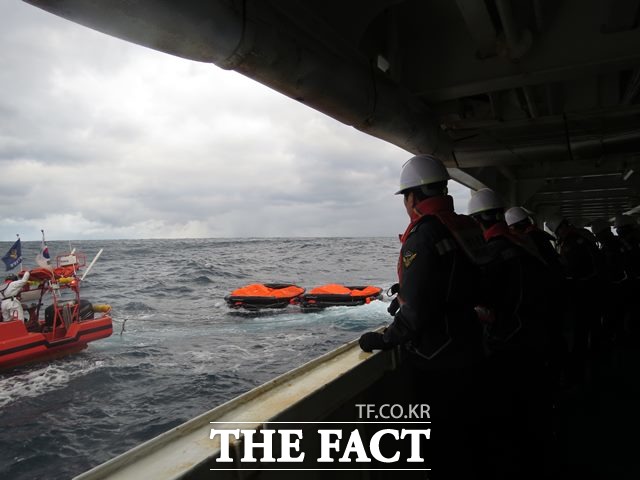 25일 새벽 서귀포 남동쪽 공해상에서 침몰한 홍콩국적 원목화물선 A호(6551t. 승선원 22명)의 실종자 수색이 게속되고 있는 가운데 현재까지 14명이 구조됐다./제주해경청 제공