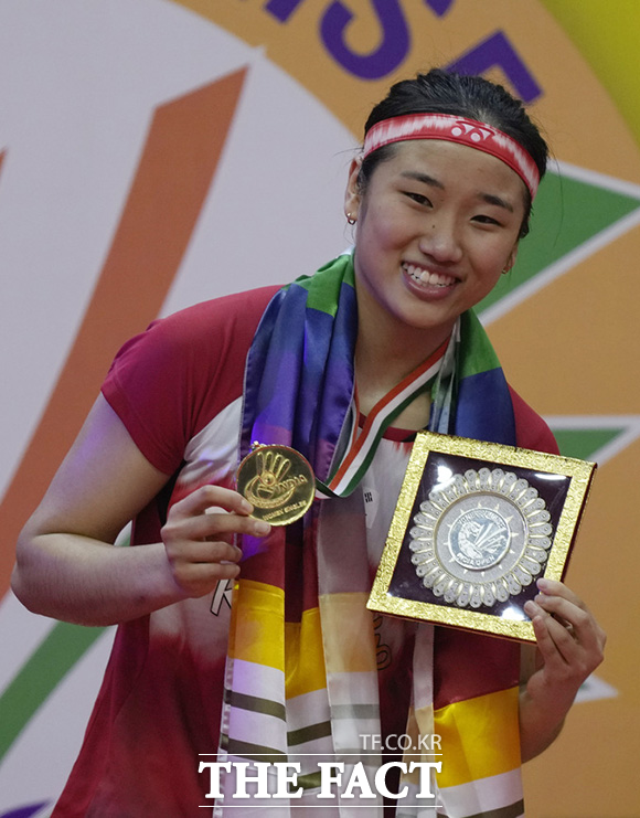 한국 여자 배드민턴 간판 안세영이 22일(현지시간) 인도 뉴델리에서 열린 세계배드민턴연맹(BWF) 월드투어 슈퍼 750 인도 오픈 2023 여자 단식 정상에 올라 금메달을 목에 걸고 포즈를 취하고 있다. /뉴델리=AP.뉴시스