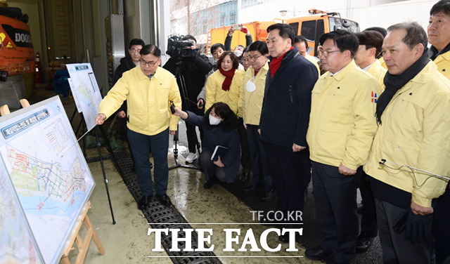 김기현 국민의힘 의원이 26일 오후 서울 마포구 제설전진기지를 방문해 제설 현황을 보고받고 있다.