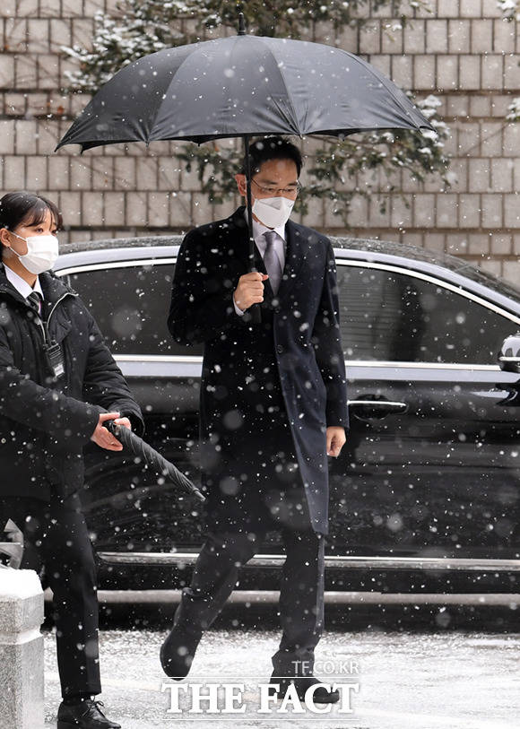 이 회장이 우산을 쓴 채 법원으로 향하고 있다.