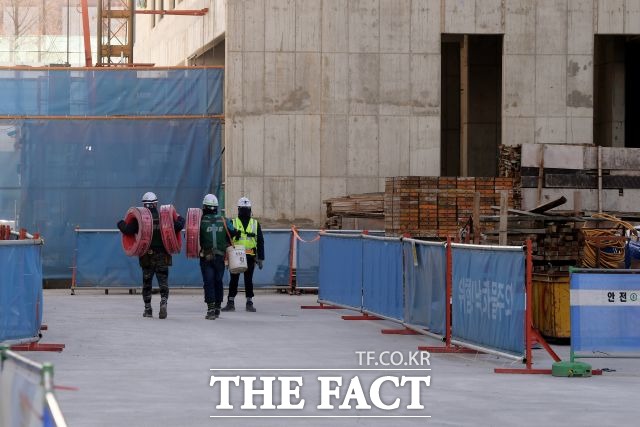 지난해 4분기 100대 건설사에서 11명의 건설사고 사망자가 발생했다. 서울의 한 아파트 건설현장 모습. /이선화 기자