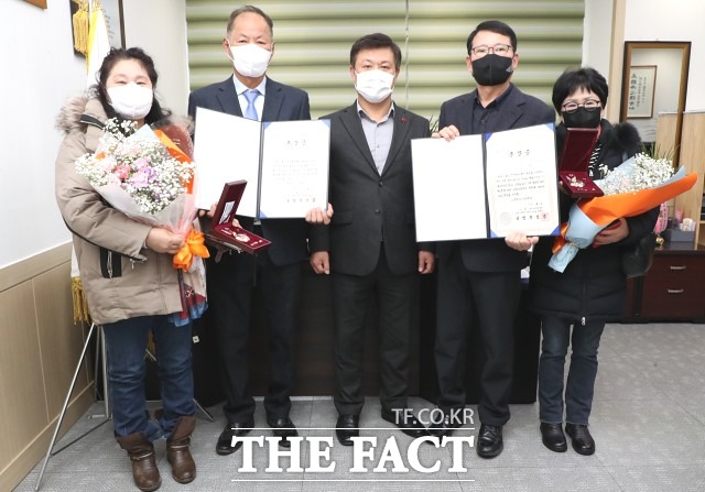 이학수 시장은 “국가를 위해 헌신한 유공자의 유족들에게 늦게나마 무공훈장을 전해드릴 수 있어서 기쁘다”며 “앞으로도 참전유공자의 숭고한 뜻을 잊지 않고 보훈 가족의 예우와 복지 향상을 위해 노력하겠다”고 말했다. / 정읍시 제공