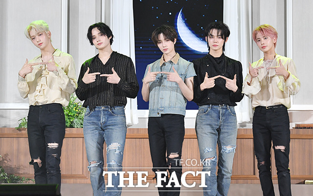 그룹 투모로우바이투게더의 수빈과 휴닝카이, 범규, 연준, 태현(왼쪽부터)가 26일 오후 서울 강남구 코엑스 오디토리움에서 열린 ‘이름의 장: TEMPTATION(템테이션)’ 미디어 쇼케이스에 참석해 포즈를 취하고 있다. /박헌우 기자