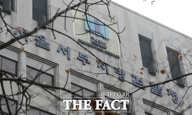 이태원 참사 부실 대응 의혹을 수사 중인 서울서부지검이 26일 오전 서울경찰청에 압수수색 영장을 집행하고 있다. /더팩트DB