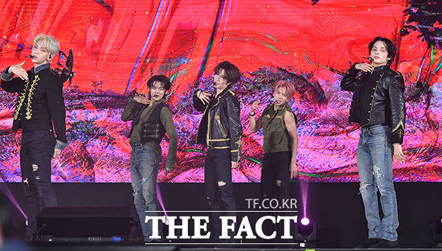 그룹 투모로우바이투게더가 26일 오후 서울 강남구 코엑스 오디토리움에서 열린 이름의 장: TEMPTATION(템테이션)’ 미디어 쇼케이스에 참석해 화려한 무대를 펼치고 있다. /박헌우 기자