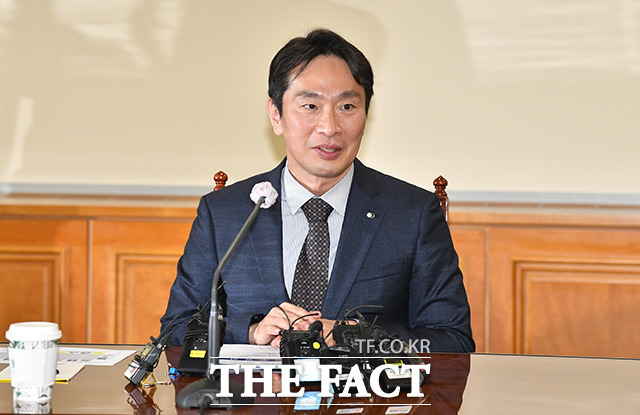 이복현 금융감독원장이 26일 보험사 최고경영자(CEO)와 만나 올해 무리한 외형확장보다는 시장 안정에 힘써 줄 것을 당부했다. /박헌우 기자
