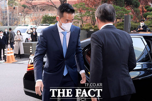 김동관 한화솔루션 부회장이 태양광 사업 분야에서 투자·협력 등을 공격적으로 추진하고 있다. 사진은 지난해 11월 무함마드 빈 살만 사우디 왕세자 겸 총리를 만나기 위해 서울 중구 롯데호텔에 도착한 김동관 부회장. /이선화 기자