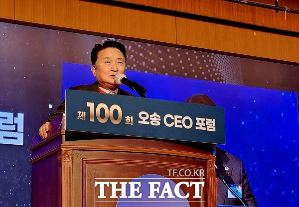 김영환 충북지사가 26일 열린 제100회 오송CEO포럼에 참석해 축사를 하고 있다. /청주=이주현 기자.