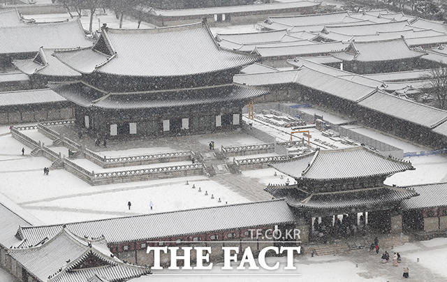수도권 지역에 대설주의보가 내려진 26일 오전 서울 종로구 경복궁에 눈이 쌓여있다. /이동률 기자