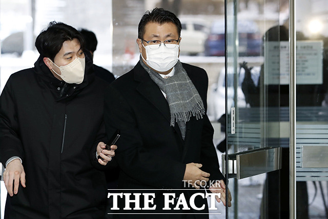 57억 원 상당의 비자금을 조성한 혐의를 받는 장원준 전 신풍제약 대표가 27일 오전 서울 서초구 서울중앙지방법원에서 열린 영장실질심사에 출석하고 있다. /이선화 기자