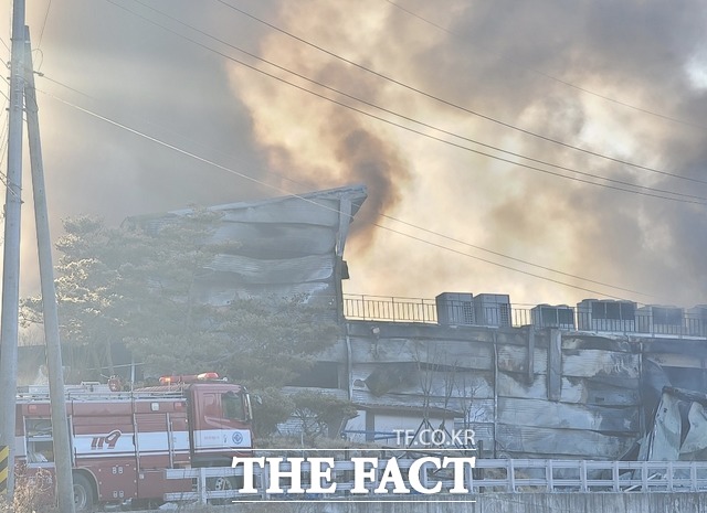27일 오전 6시 26분쯤 경북 안동시 남선면의 한 공장에서 화재로 인한 연기가 나고 있다. /이민 기자