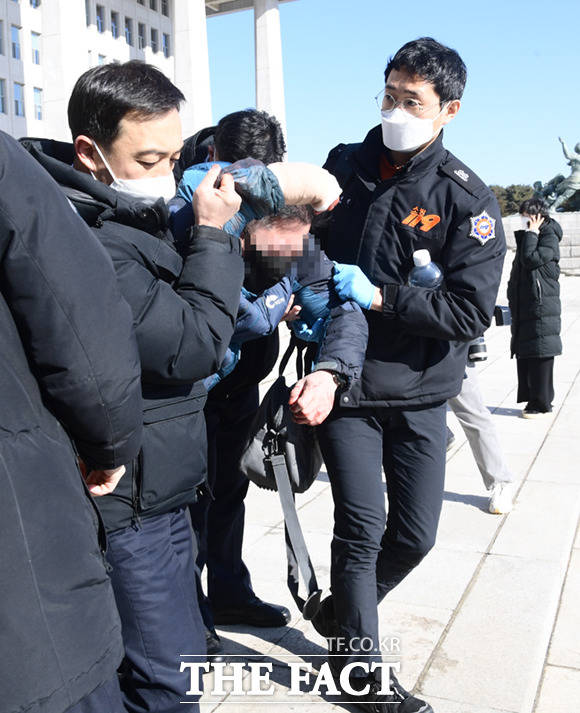 27일 오전 서울 여의도 국회 본관 앞 계단에서 한 남성이 자해 소동을 벌이다 구급차에 이송되고 있다. /국회=이새롬 기자