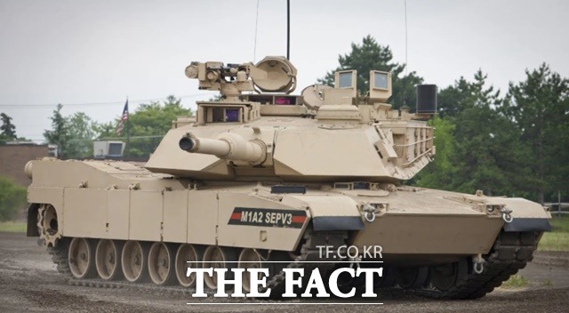 M1A2 전차의 최신형인 M1A2 SEV 전차가 기동하고 있다.대만은 2019년 중국군의 침공에 대비해 M1A2 108대를 주문했으나 훈련용 2대를 제외하고는 한 대도 받지 못했다. /제너럴다이내믹스