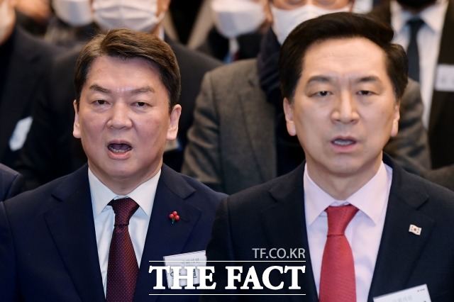 국민의힘 당권 경쟁이 안철수(왼쪽) 의원과 김기현 의원 양자대결 양상으로 흐르는 분위기다. /이선화 기자