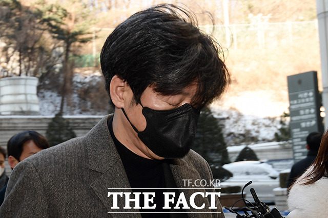 남욱 변호사가 27일 오전 서울 서초구 서울지방법원에서 열린 대장동 개발 사업 로비·특혜 의혹 관련 속행공판에 출석하고 있다. /이선화 기자