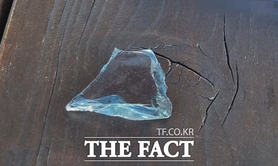 27일 오후 1시 26분 부산시 해운대구 중동에 있는 엘시티의 고층에 있는 한 유리창의 조각 일부가 떨어졌다. 가로x세로 15센티미터의 유리 조각. /부산경찰청 제공.