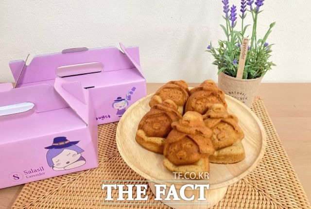 광양시는 청년 농업인 육성을 위한 청년농업인대학 운영과 창농 지원 등 여러가지 시책 사업을 추진한다. 사진은2022년 청년농업인 경쟁력 제고사업 분야에 참가한 청년농업인이 선보인 ‘라벤더빵 시제품. /광양시 제공