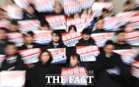 '검찰정권 규탄' 피켓 든 민주당 청년 당원들 [TF사진관]