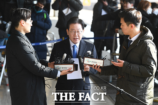 대장동 및 위례신도시 개발 사업 특혜 의혹을 받고 있는 이재명 더불어민주당 대표가 28일 오전 서울 서초구 서울중앙지방검찰청에 출석해 입장을 밝히고 있다. /이동률 기자